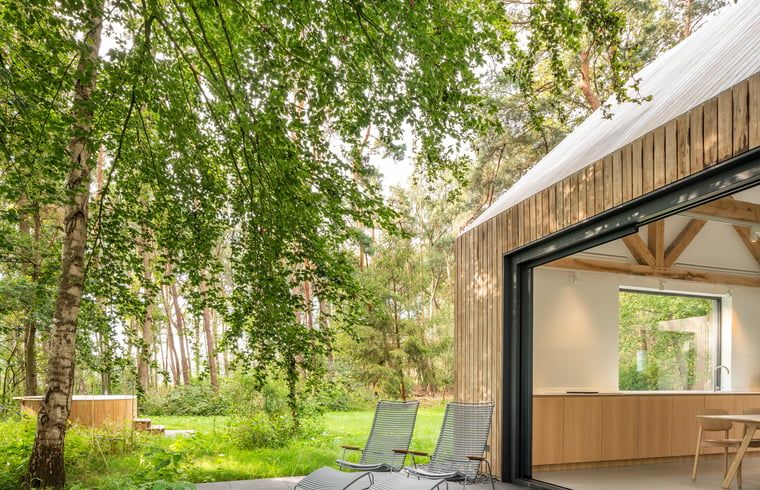 Veranda des Ferienhauses in Tonden, mit Blick auf gruene Waelder.