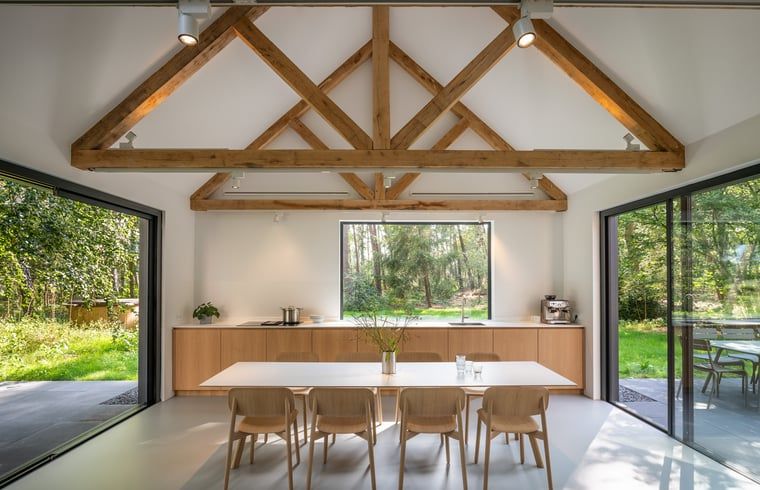 Stilvolles Esszimmer im Ferienhaus in Tonden, mit viel natuerlichem Licht.