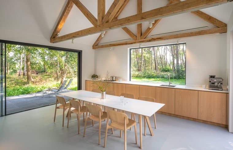 Essecke im Ferienhaus in Tonden, Gelderse Valley, mit grossen Fenstern.