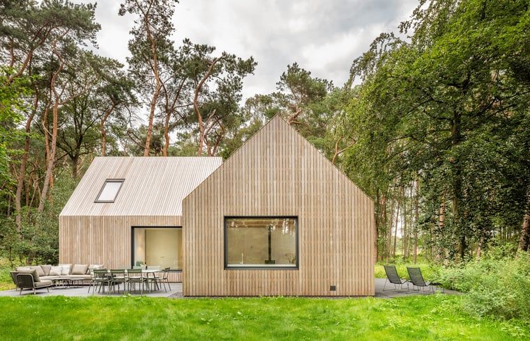 Aussenterrasse des Ferienhauses in Tonden, umgeben von Gruenanlagen.