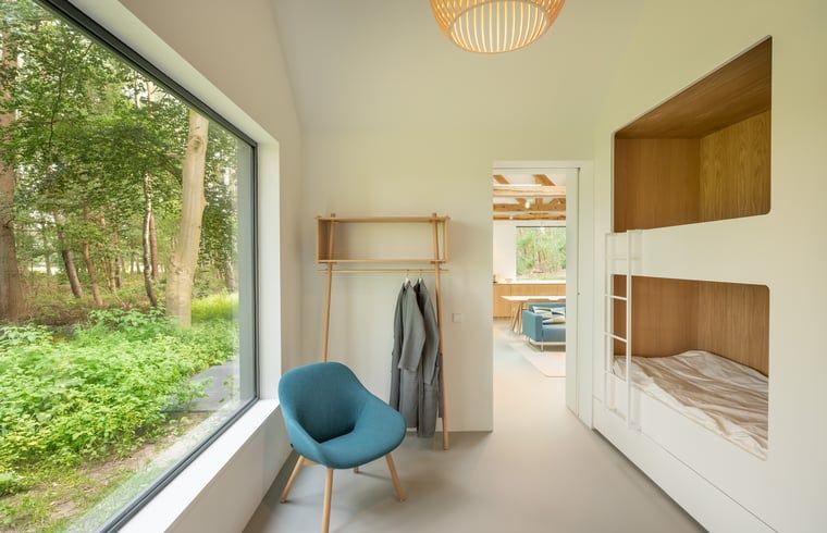 Gemuetliches Schlafzimmer im Ferienhaus in Tonden, mit Blick auf den Wald.