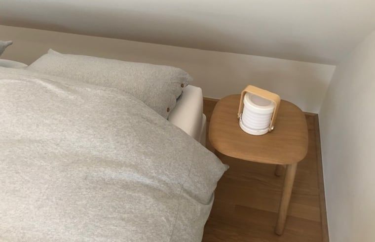 Beistelltisch neben dem Bett im Ferienhaus in Tonden, Gelderland.