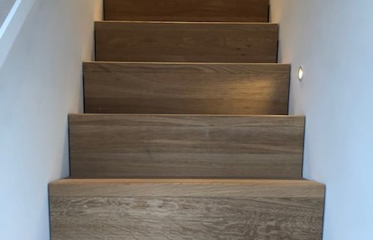 Holztreppe im Ferienhaus in Tonden, Gelderse Valley.