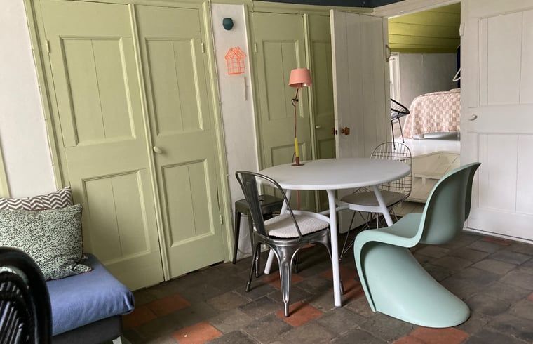 Gemuetlicher Innenraum des Ferienhauses in Voorstonden Gem. Brummen, Ferienhaus im Gelderse Vallei, Gelderland, mit Retro-Interieur und Esstisch.