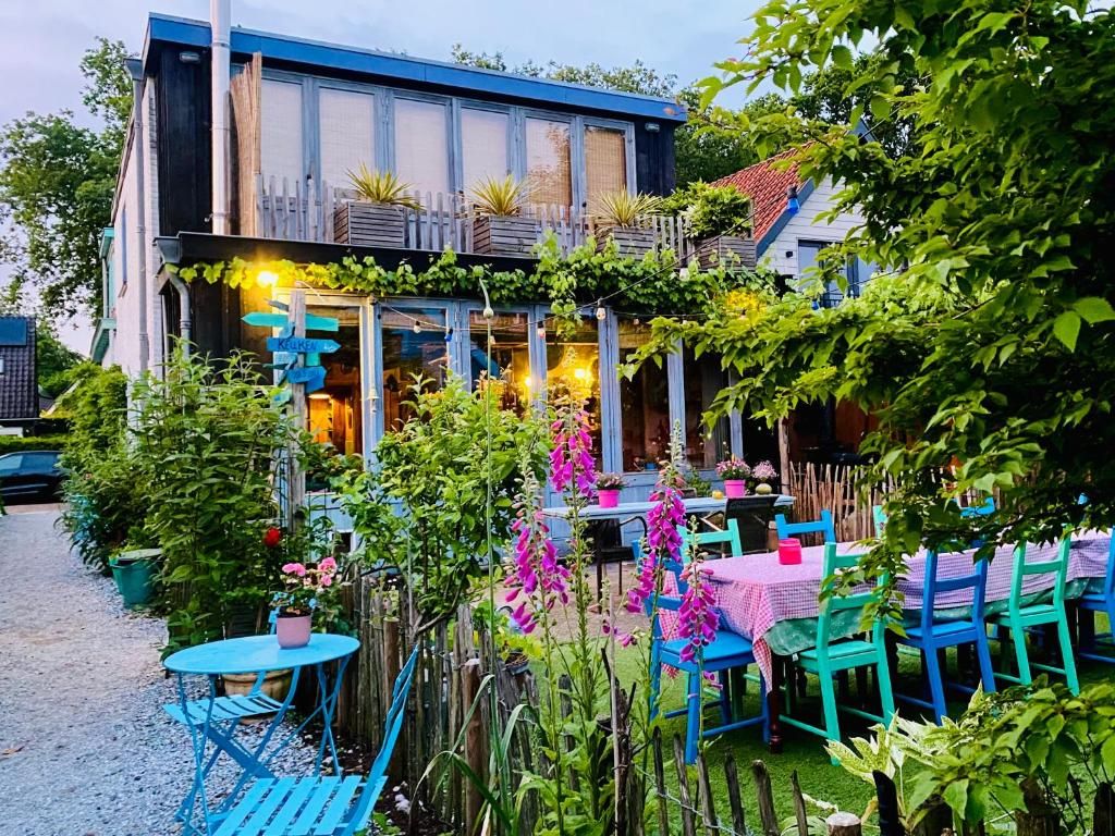 Gemuetliche Terrasse im In de Aap - Apartments & Guesthouse in Bergen, Nordholland, ideal zum Entspannen an der Nordseekueste.