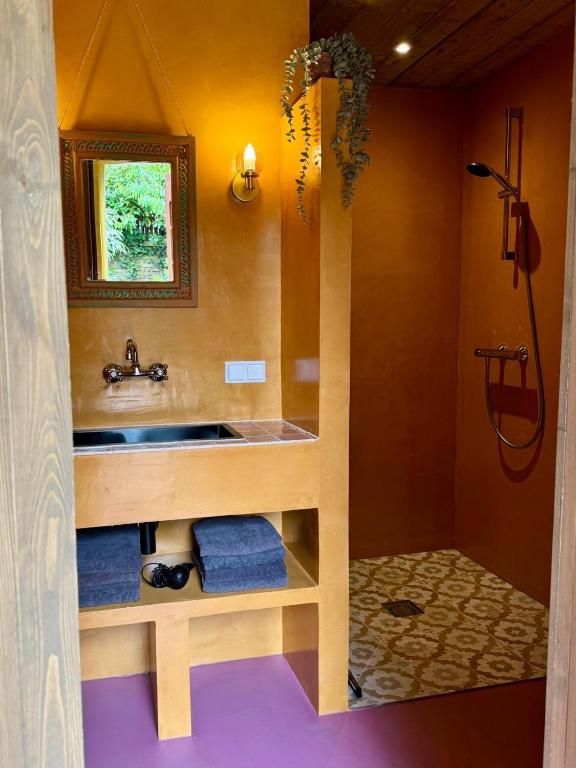 Stilvolles Badezimmer im In de Aap - Apartments & Guesthouse, Bergen, mit moderner Ausstattung und warmen Farben in der Naehe der Nordseekueste.