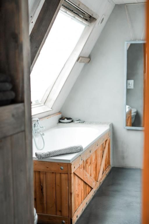 Gemuetliches Badezimmer mit Holzdetails im In the Monkey - Apartments & Guesthouse, Bergen, perfekt fuer einen entspannten Aufenthalt.