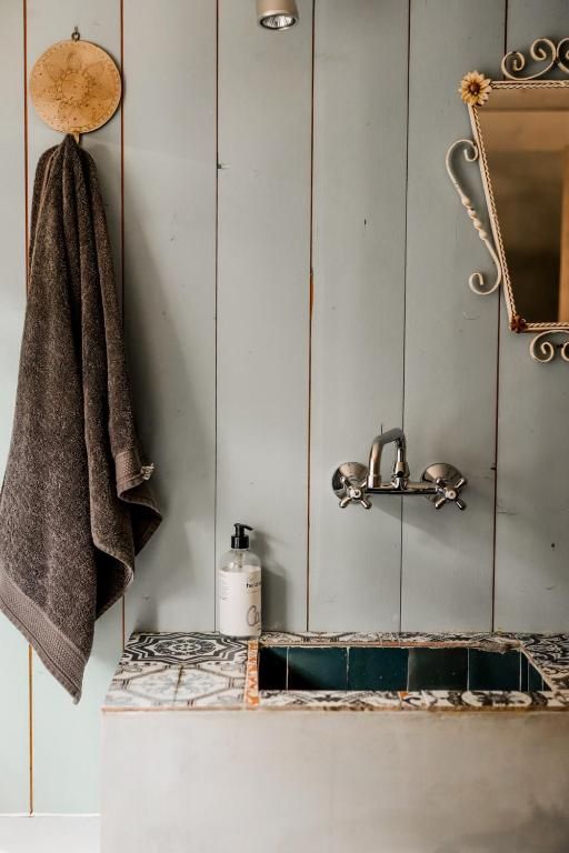 Stilvolles Waschbecken im In the Monkey - Apartments & Guesthouse, Bergen, mit dekorativen Fliesen und Landhausstil.