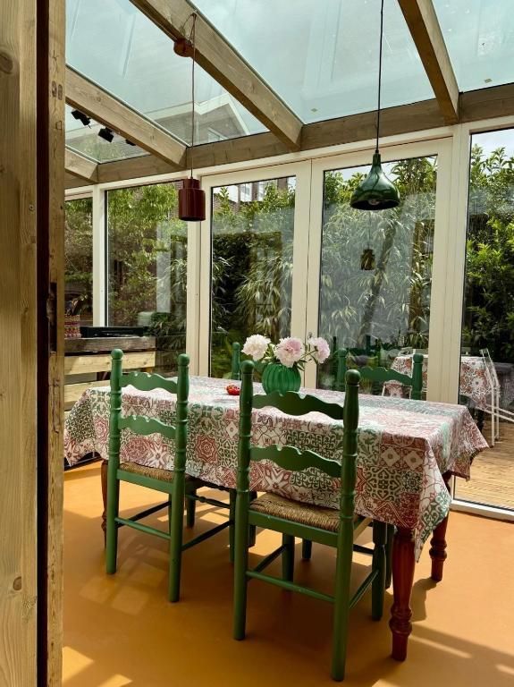 Heller Essbereich im In the Monkey - Apartments & Guesthouse, Bergen, mit Gartenblick und gemuetlicher Einrichtung.