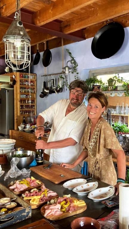 Gastfreundliche Kueche im In de Aap - Apartments & Guesthouse, Bergen, Nordholland, mit herzlichen Besitzern und leckerem Essen.