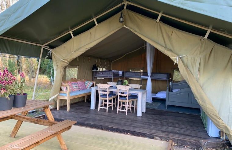 Cottage in Netterden, ein charmantes Safarizelt in Montferland, Gelderland mit gemuetlichem Innenraum und Holzterrasse inmitten der Natur.