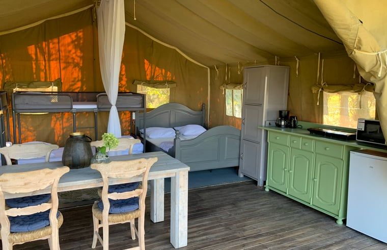 Gemuetliches Interieur von Huisje in Netterden, einem Ferienhaus in Montferland, Gelderland, mit bequemen Betten und einer schoenen Essecke.