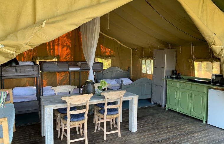 Gemuetliches Interieur von Huisje in Netterden, einem Ferienhaus in Montferland, Gelderland, mit bequemen Betten und einem rustikalen Essbereich.
