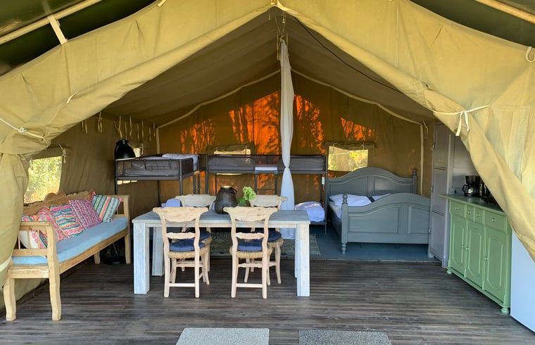 Gemuetlicher Innenbereich von Huisje in Netterden, Ferienhaus in Montferland, Gelderland mit bequemen Betten und Sitzecke.