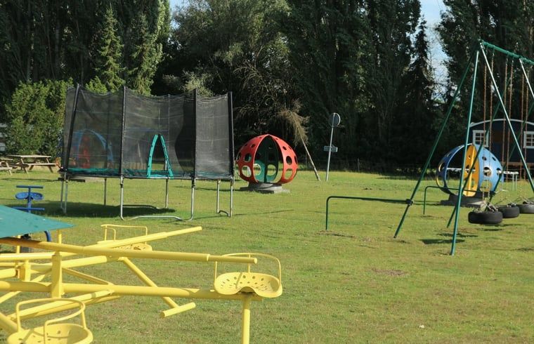Spielplatz am Ferienhaus in Netterden, Ferienhaus in Montferland, Gelderland, mit Trampolin und Kletterausruestung fuer Kinder in gruener Umgebung.