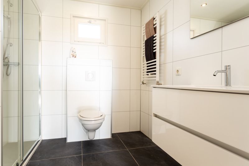 Modern bathroom in Leijhoeve 4-person wellness vacation home, Beekbergen, Veluwe, Gelderland, with sleek tiles and luxurious amenities.