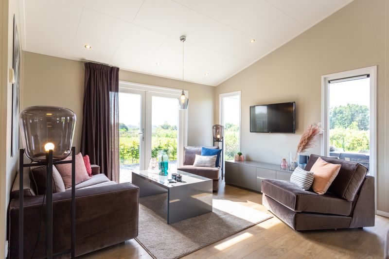Cozy living room at Leijhoeve 4 persons Wellness in Beekbergen, Veluwe. Holiday home with lots of light and views of the Gelderland countryside.