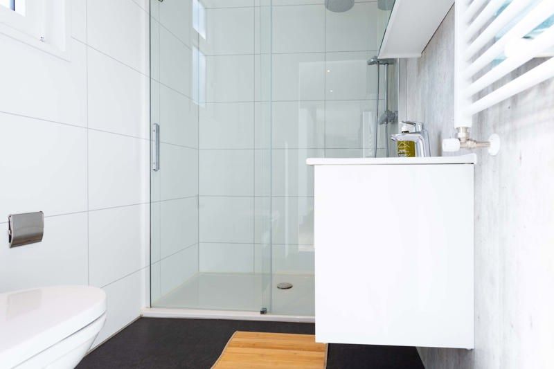 Luxurioeses Badezimmer im Modul Special 4 Personen Wellness in Beekbergen, Veluwe. Geniessen Sie moderne Annehmlichkeiten in diesem Ferienhaus in Gelderland.