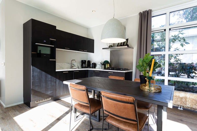 Moderne Kueche und Essbereich in Modul Special 4 Personen Wellness Spa, Ferienhaus in Beekbergen, Veluwe, Gelderland.