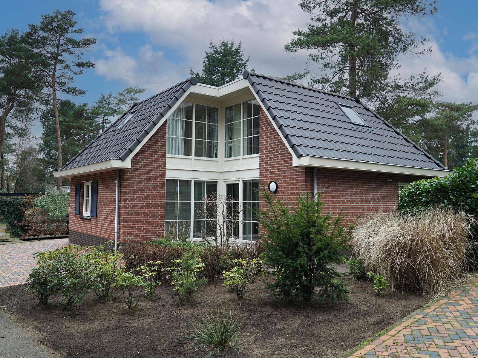 Villa Sauna 6, a charming vacation home in Beekbergen, Veluwe, surrounded by nature and greenery, ideal for a relaxing stay.