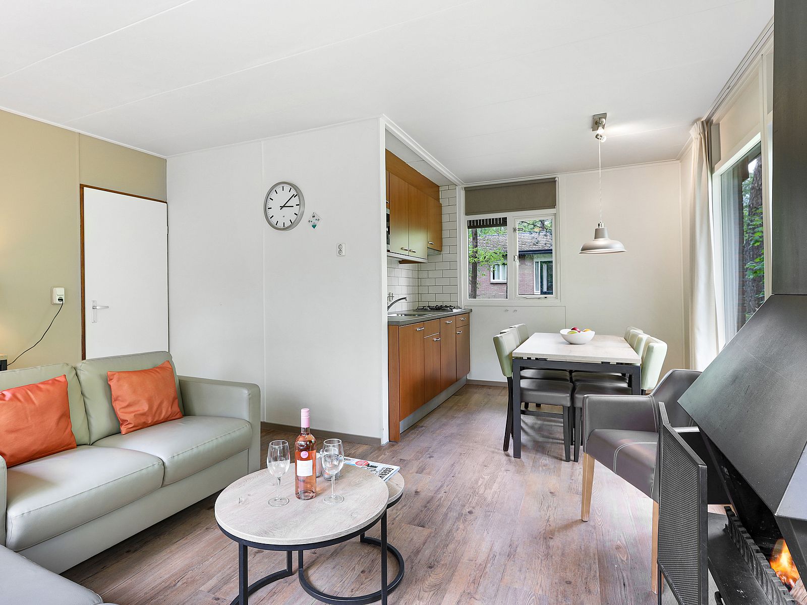 Stimmungsvoller Kamin und Wein im Bungalow Heideheuvel 6B, Beekbergen, Veluwe.