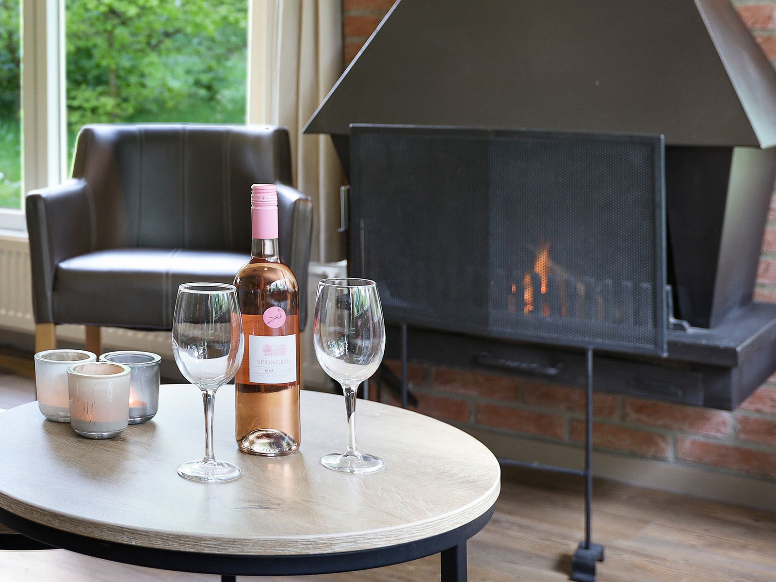 Essecke mit Blick ins Gruene im 6-Personen-Ferienhaus Heideheuvel, Beekbergen, Veluwe.