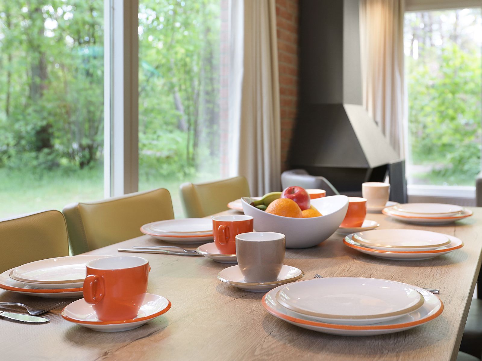 Modernes Esszimmer im Heideheuvel Bungalow, Beekbergen, Veluwe, mit Blick auf den Wald.