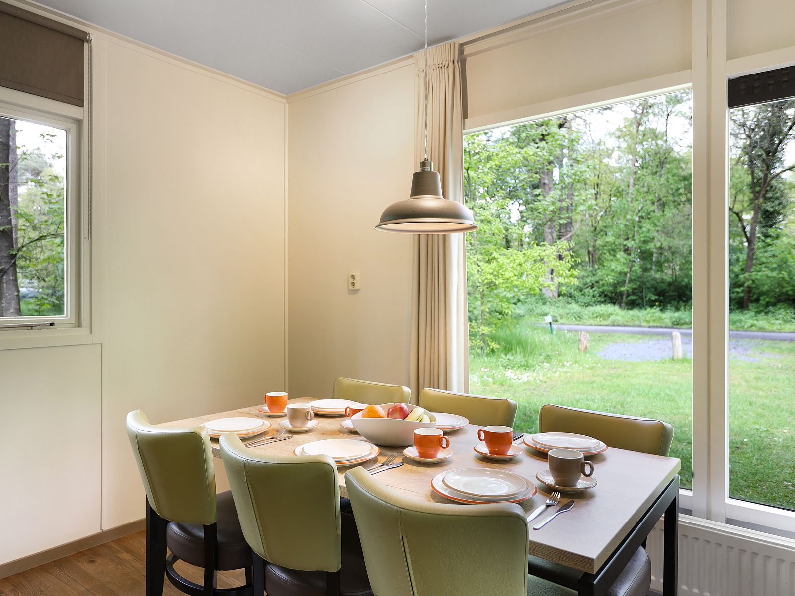 Komfortables Schlafzimmer mit Doppelbett im Heideheuvel Bungalow, Beekbergen, Veluwe.