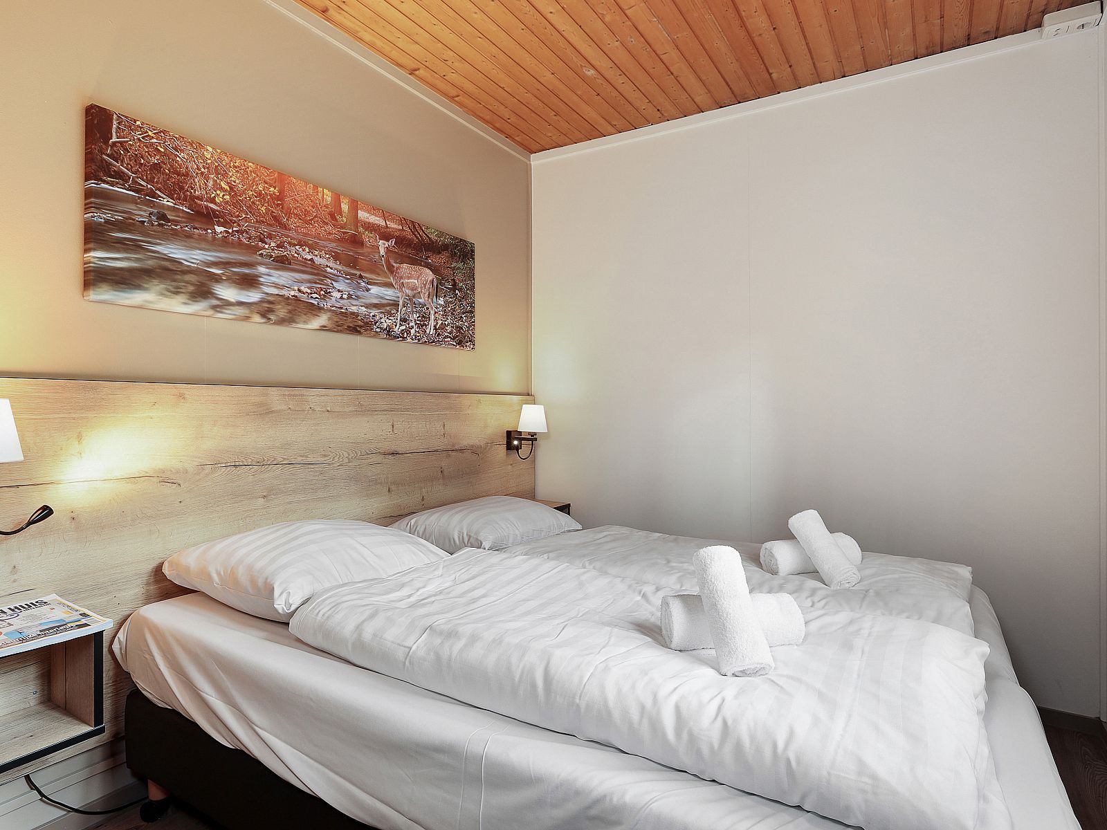 Gemuetliches Schlafzimmer im Ferienhaus Heideheuvel, Beekbergen, Veluwe, mit Holzinterieur.