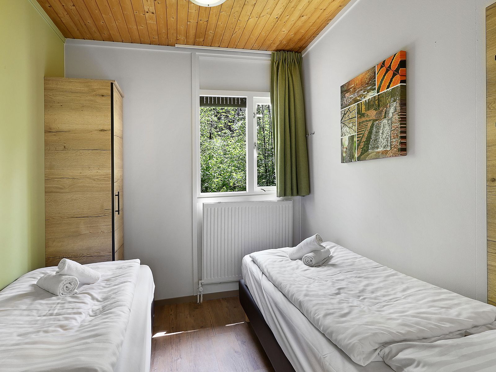 Modernes Badezimmer mit Badewanne und Dusche im Heideheuvel Bungalow, Beekbergen, Veluwe.
