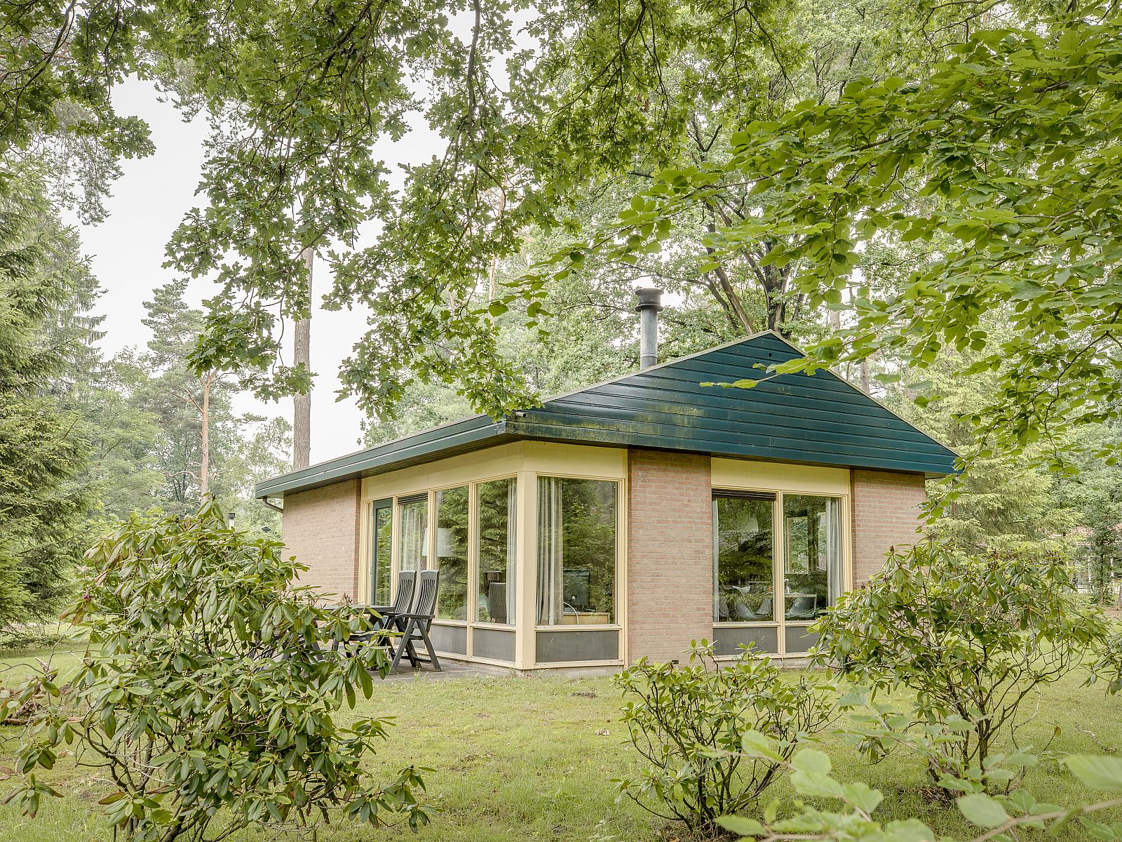 Erholsames Schlafzimmer im Heideheuvel 2-Bett-Bungalow, Beekbergen, Veluwe. Bequeme Betten fuer eine gute Nachtruhe.
