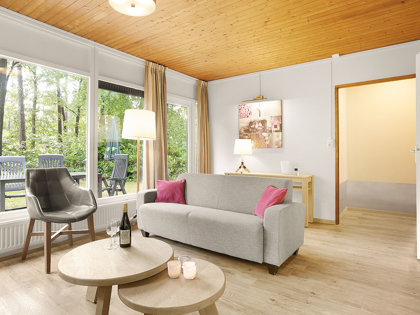 Essbereich mit Blick auf die Natur im 2-Bett-Bungalow Heideheuvel, Beekbergen, Veluwe. Geniessen Sie Ihre Mahlzeiten in einer ruhigen Umgebung.