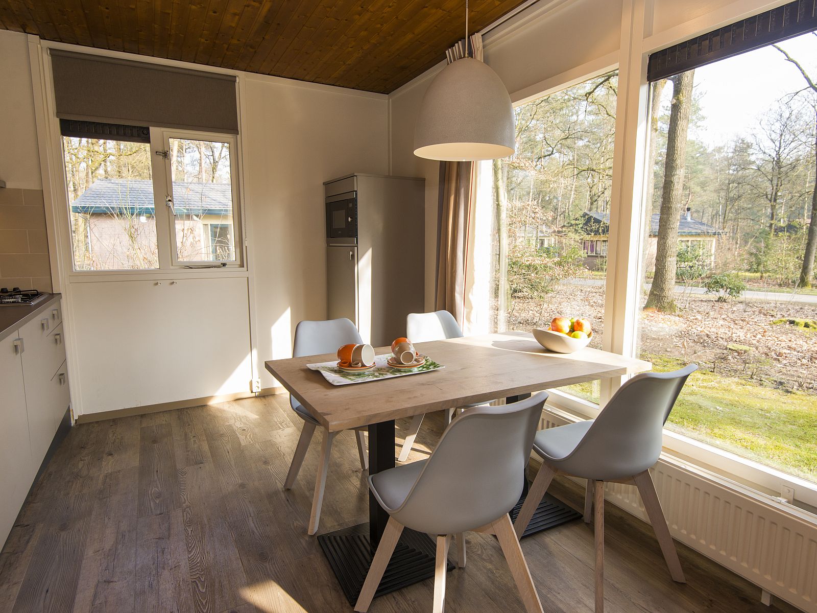 Modernes Badezimmer in Heideheuvel 2-Bett-Bungalow, Beekbergen, Veluwe. Ausgestattet mit extra Zugaenglichkeit fuer Komfort.