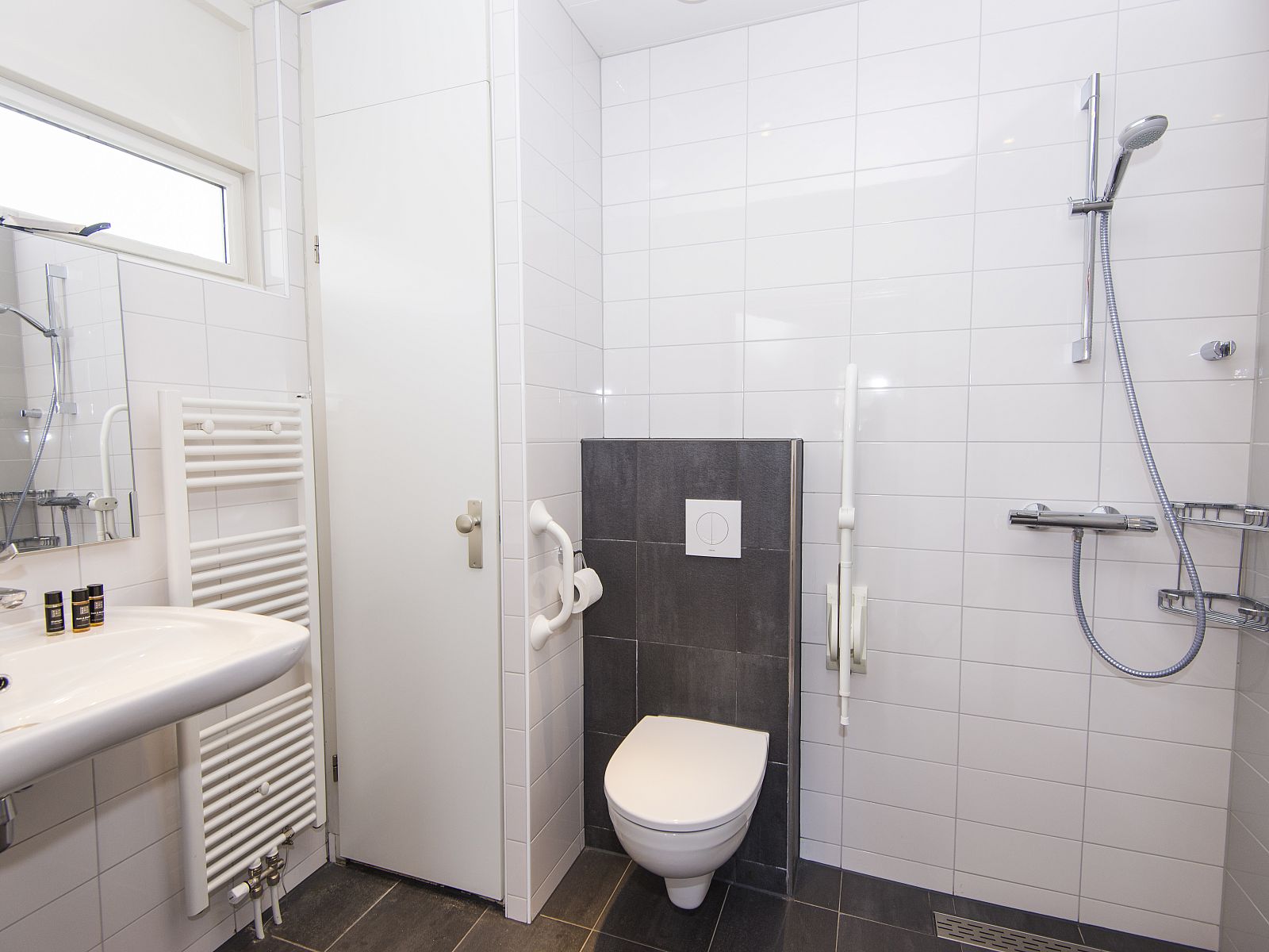 Voll ausgestattete Kueche in Heideheuvel 2-Bett-Bungalow, Beekbergen, Veluwe. Ideal fuer die Zubereitung leckerer Gerichte.