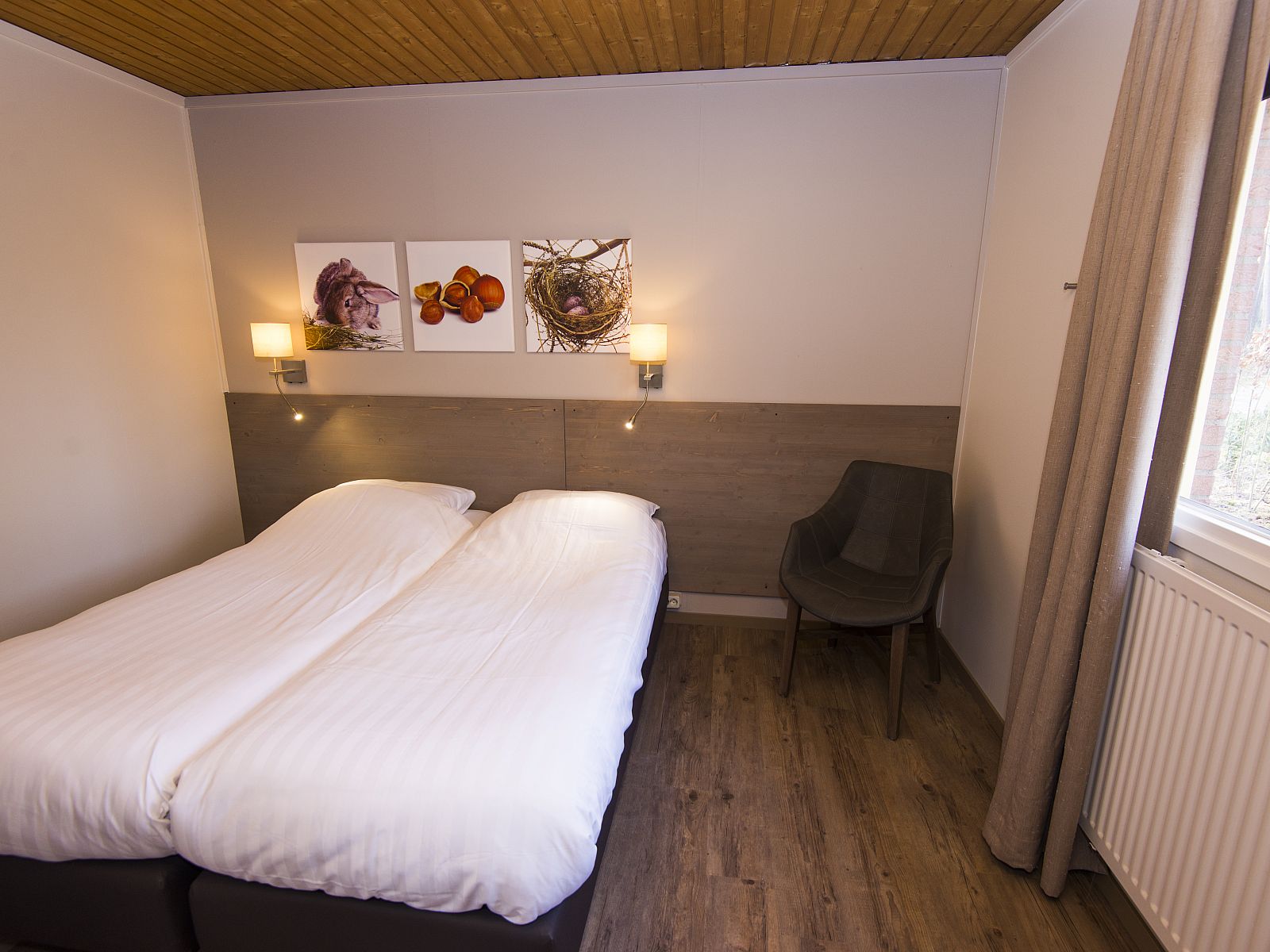 Helle Essecke im Heideheuvel 2-Bett-Bungalow, Beekbergen, Veluwe. Perfekt zum Fruehstuecken mit Blick auf die Veluwe.