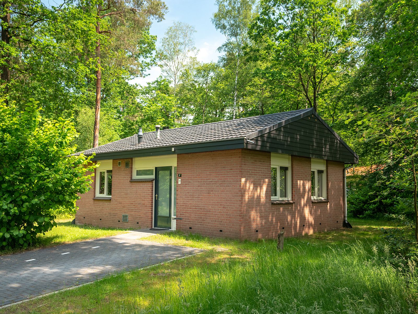 Geraeumige Diele im Heideheuvel 2-Bett-Bungalow, Beekbergen, Veluwe. Zugang zum Schlafzimmer und Badezimmer des Ferienhauses.