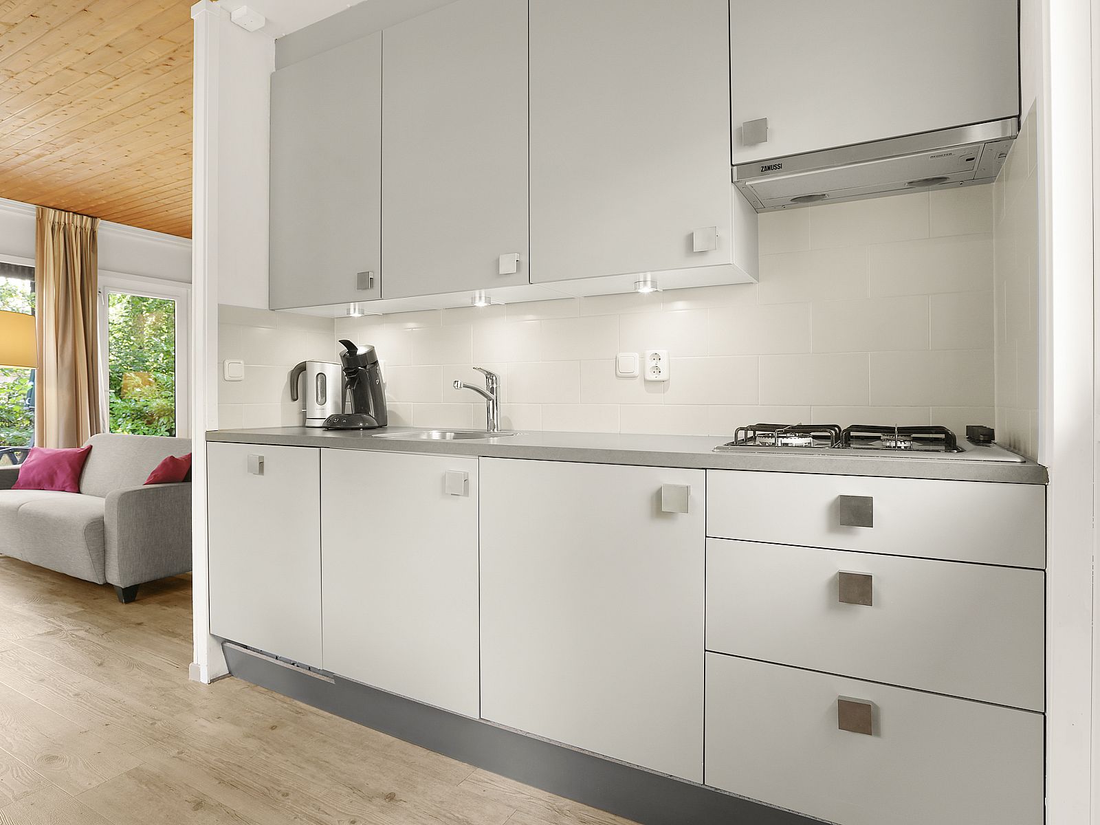 Barrierefreie Dusche im Heideheuvel 2-Bett-Bungalow, Beekbergen, Veluwe. Ausgestattet mit Hilfsmitteln fuer zusaetzlichen Komfort.