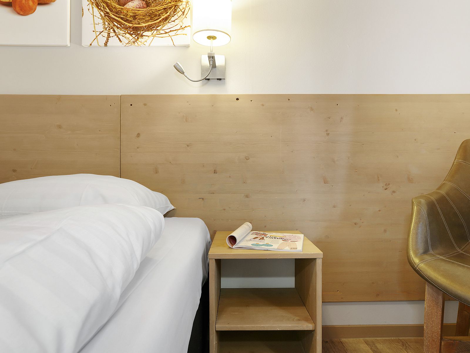 Dusche mit Sitz in Heideheuvel 2-Bett-Bungalow, Beekbergen, Veluwe. Zusaetzliche Zugaenglichkeit fuer ein entspannendes Duscherlebnis.