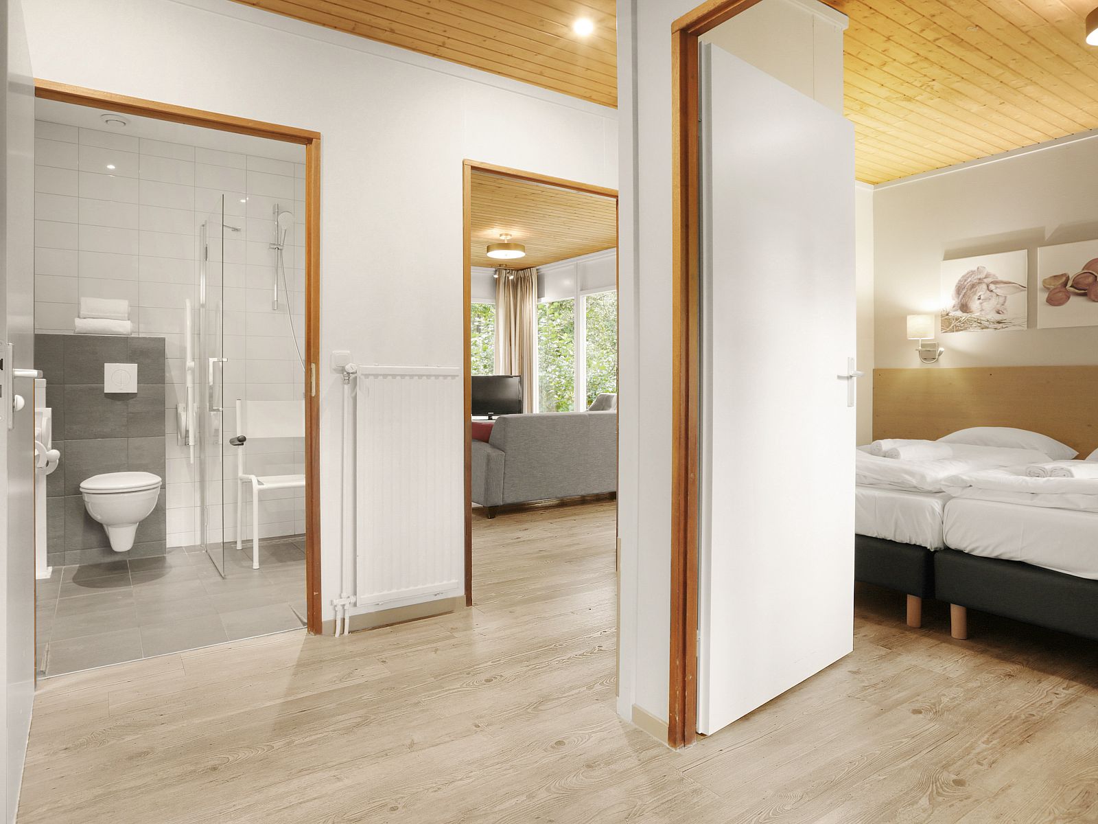 Aussenansicht des Heideheuvel 2-Bett-Bungalows, Beekbergen, Veluwe. Umgeben von viel Gruen fuer einen ruhigen Urlaub.