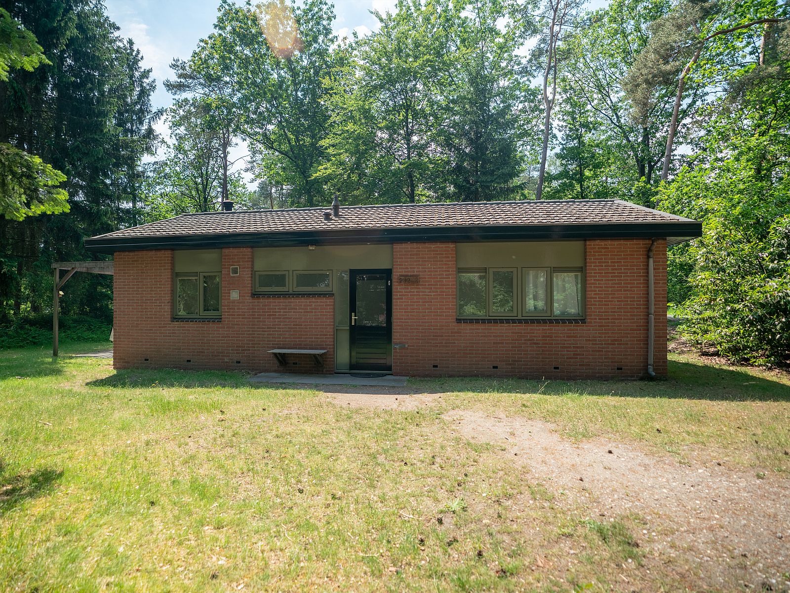 Plattegrond van Heideheuvel 6-persoons bungalow 6CE1, Beekbergen, Veluwe, met indeling van kamers en terras.