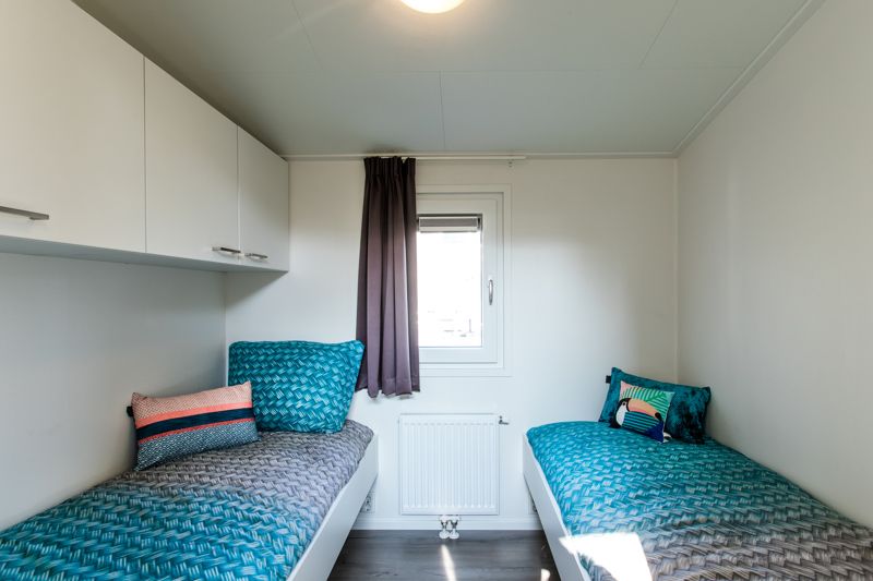 Sfeervolle slaapkamer in vakantiehuis Rialto 6 personen Wellness in Beekbergen, Veluwe, Gelderland, met comfortabele bedden en moderne inrichting.