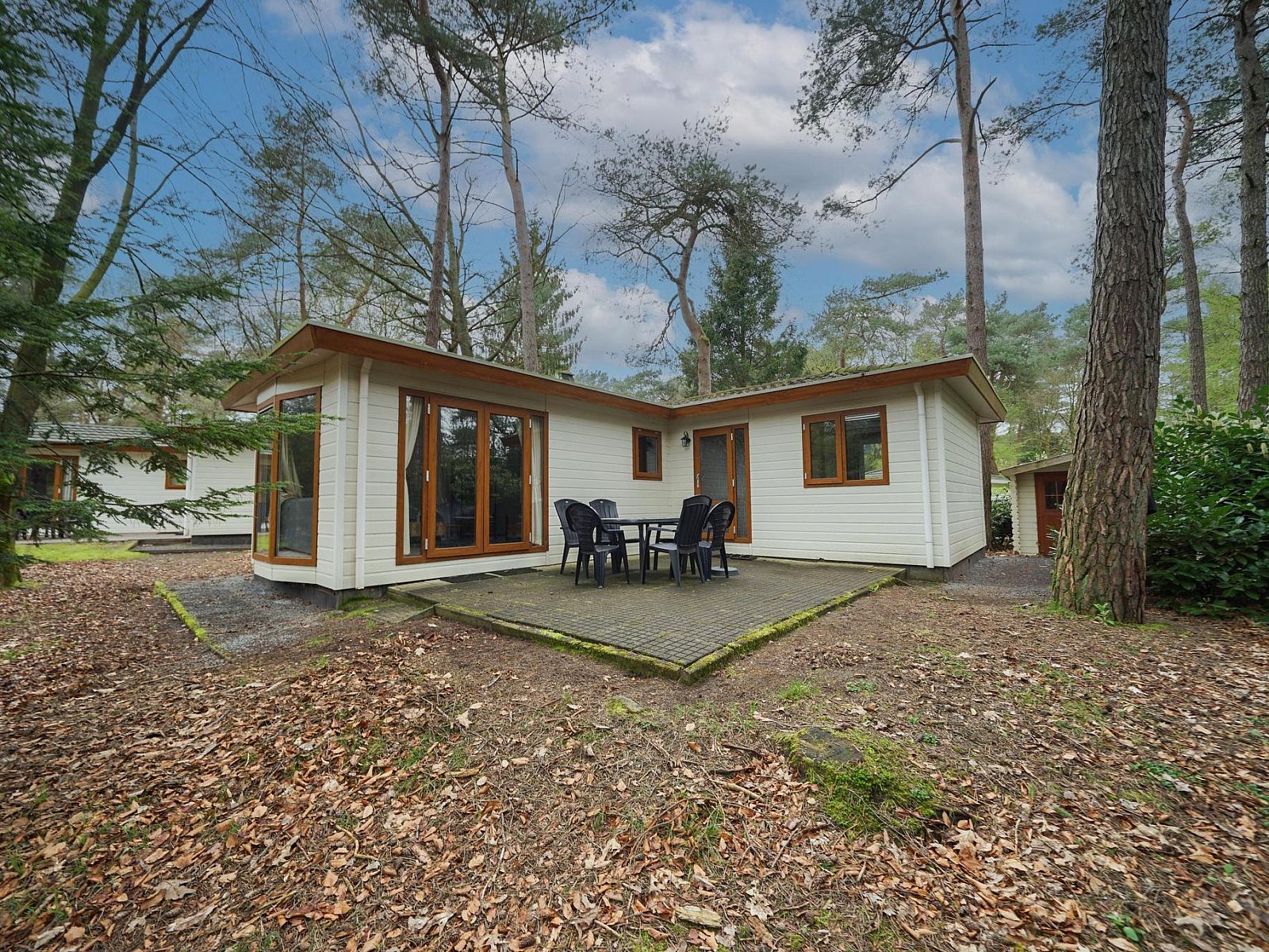 Ferienhaus L'Avenir 4 in Beekbergen, Veluwe, umgeben von Natur mit grosser Terrasse und modernen Fenstern fuer einen erholsamen Aufenthalt in Gelderland.