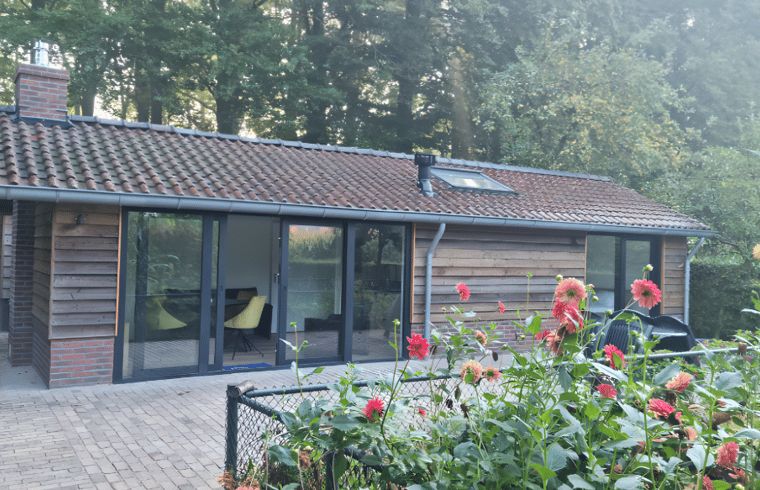 Gemuetliches Ferienhaus in Harskamp, Veluwe, umgeben von Natur und Blumenpracht, ideal fuer einen entspannten Aufenthalt in Gelderland.