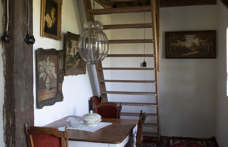 Authentieke eethoek met schilderijen in Huisje in Kootwijk, Veluwe, Gelderland.