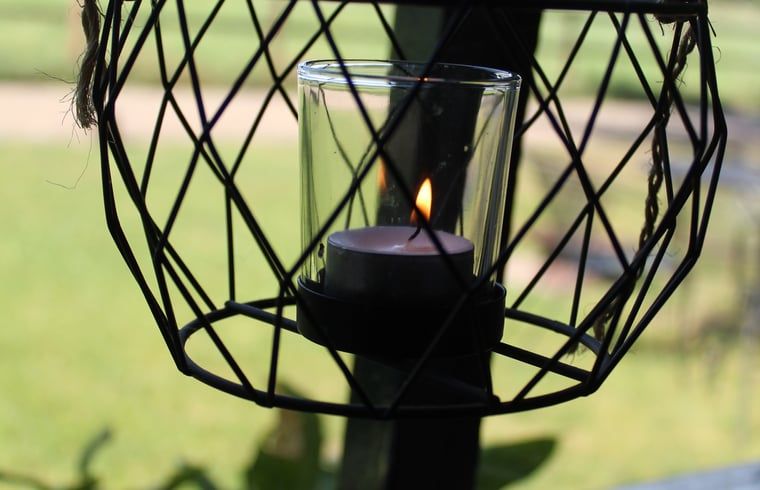 Sfeervolle kaarsverlichting op veranda van Huisje in Kootwijk, Veluwe, voor gezellige avonden.