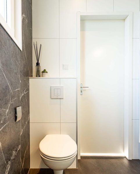 Stijlvol toilet in Silva 4 personen vakantiehuis, Ede, Veluwe met marmeren details.