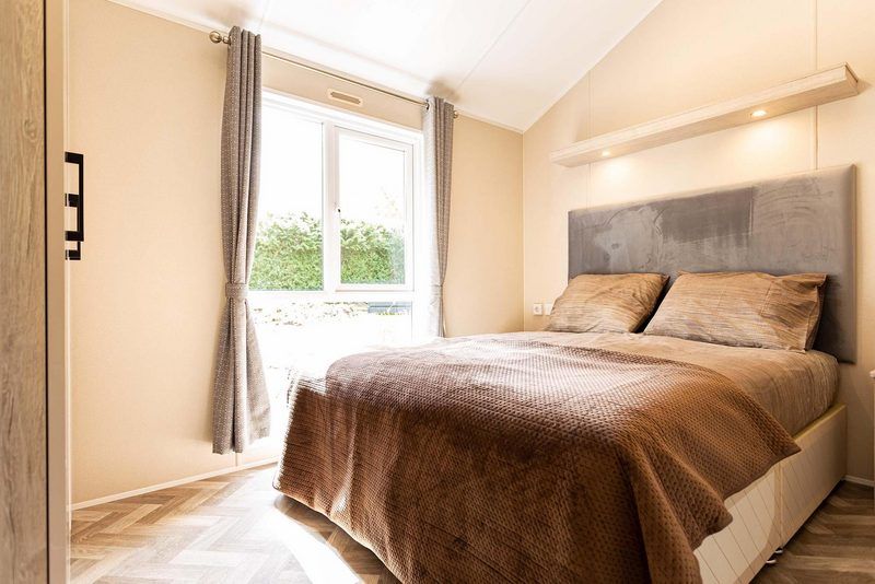 Gezellige slaapkamer in Sky 4 personen vakantiehuis, Ede, Veluwe. Ontspan in deze sfeervolle ruimte met veel natuurlijk licht.