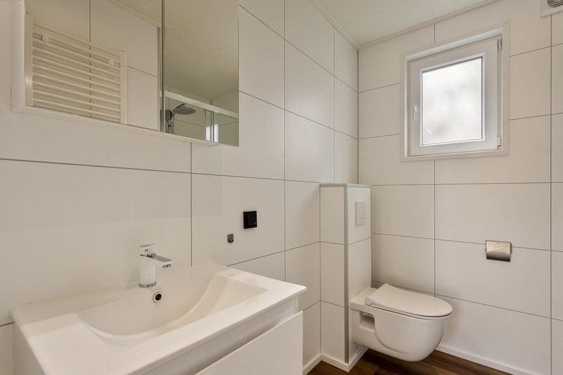Stijlvolle badkamer met wastafel en toilet in Module Wood 5 personen vakantiewoning in Ede Veluwe.