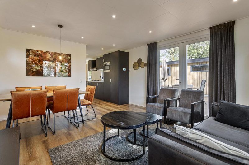 Gezellige woonkamer in Module Wood 5 personen vakantieverblijf in Ede Veluwe met eettafel en zithoek.