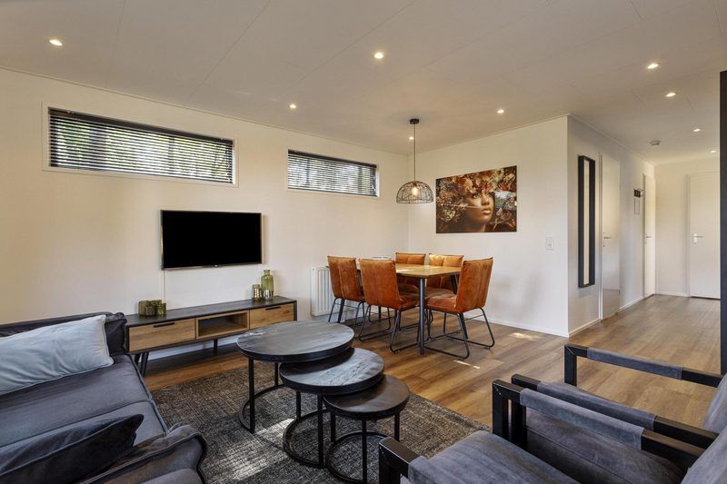 Eethoek en zitgedeelte in Module Wood 5 personen vakantiehuis in Ede Veluwe met moderne inrichting.